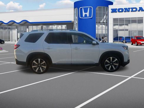 Used 2025 Honda Pilot Touring image 10