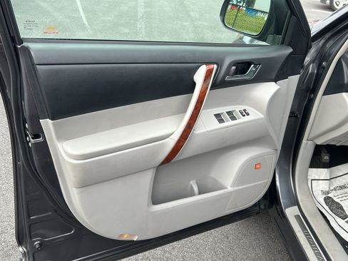 Used 2013 Toyota Highlander Limited FWD image 18
