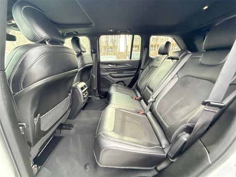 Used 2024 Jeep Grand Cherokee Altitude image 24