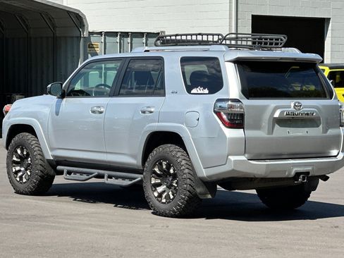 Used 2017 Toyota 4Runner SR5 AWD/4WD image 6