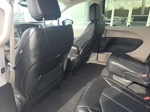 Used 2024 Chrysler Pacifica Touring-L image 26