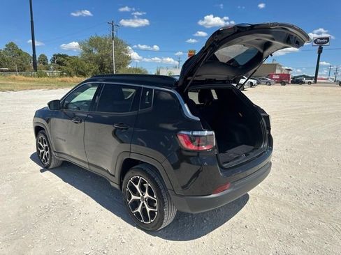 Used 2025 Jeep Compass Limited AWD/4WD image 3