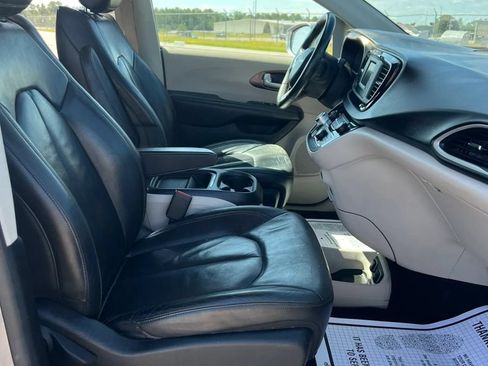 Used 2017 Chrysler Pacifica Touring-L FWD image 16