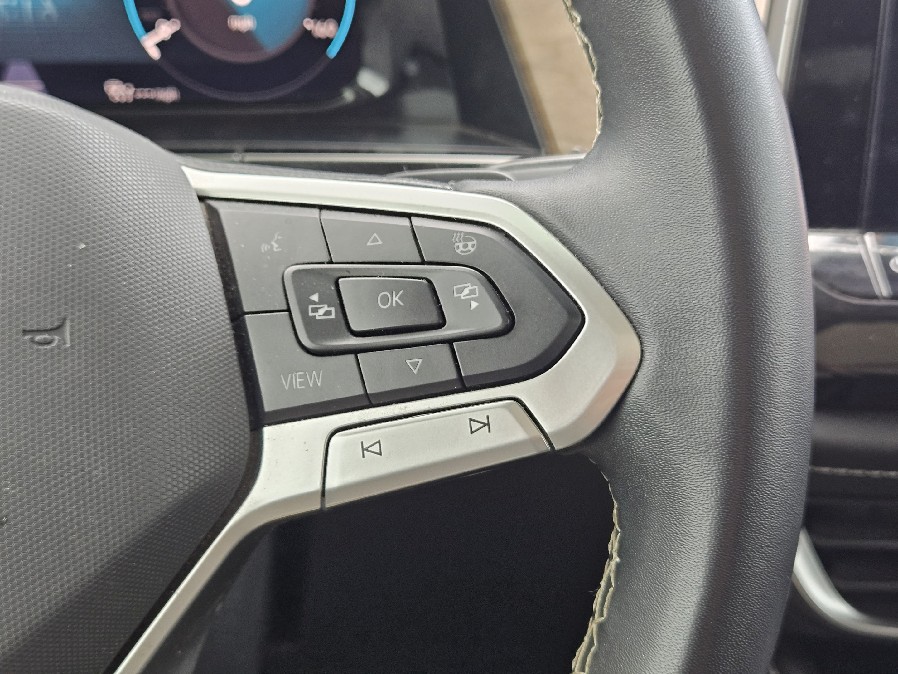 Used 2024 Volkswagen Atlas SE w/ Panoramic Sunroof Package FWD image 19