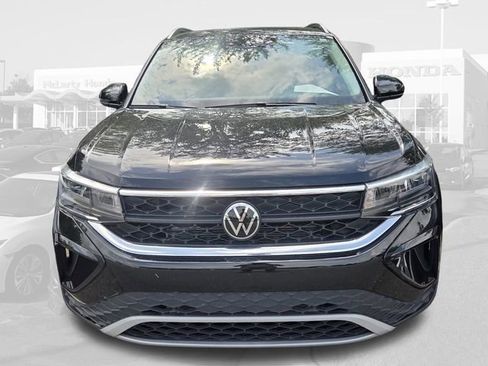 Used 2024 Volkswagen Taos SE FWD image 2