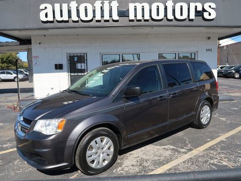 Used 2018 Dodge Grand Caravan SE image 1