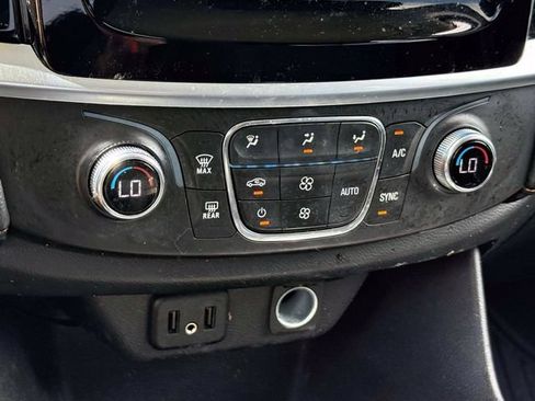 Used 2021 Chevrolet Traverse LS FWD image 27