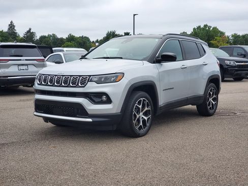 Used 2024 Jeep Compass Limited AWD/4WD image 2