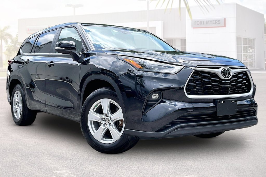 Used 2025 Toyota Highlander LE FWD image 1