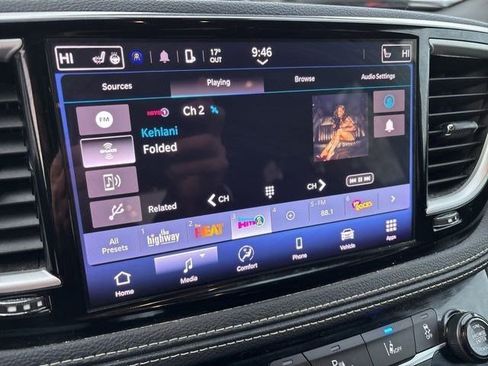 Used 2024 Chrysler Pacifica Touring image 21