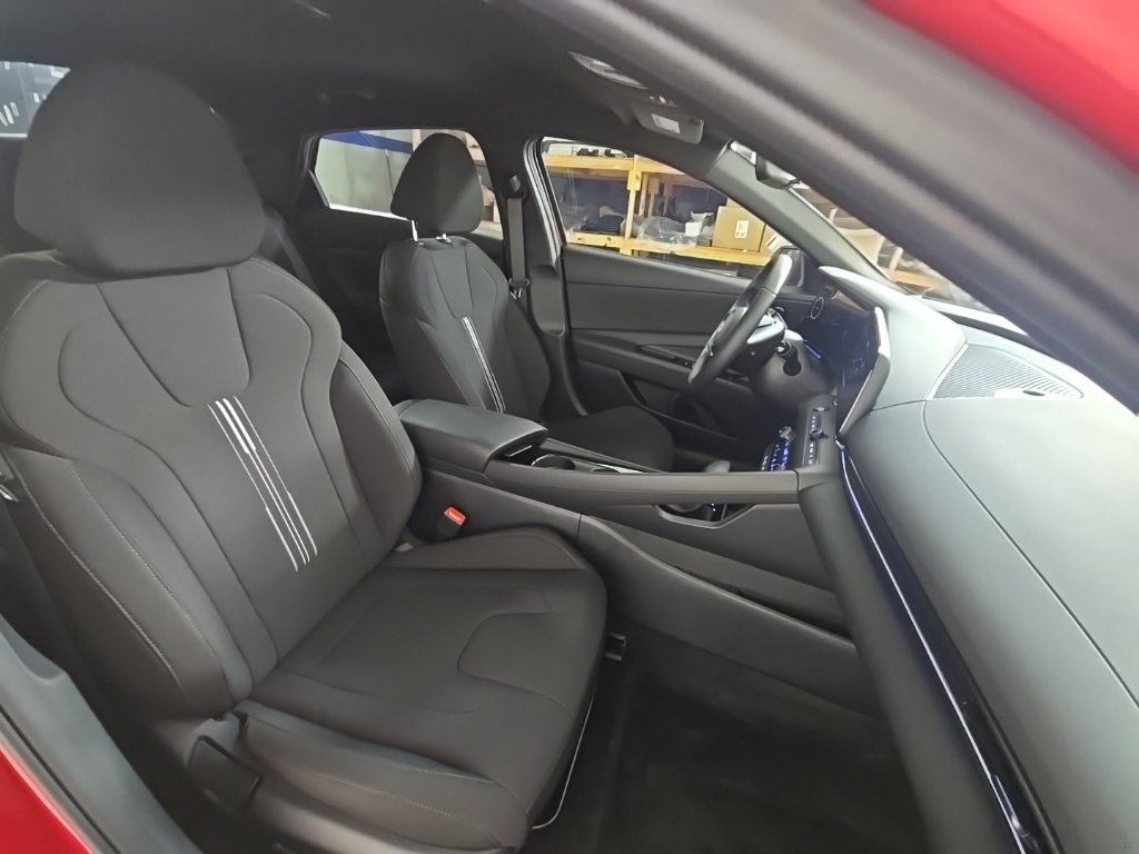 Certified 2025 Hyundai Elantra SEL FWD image 32