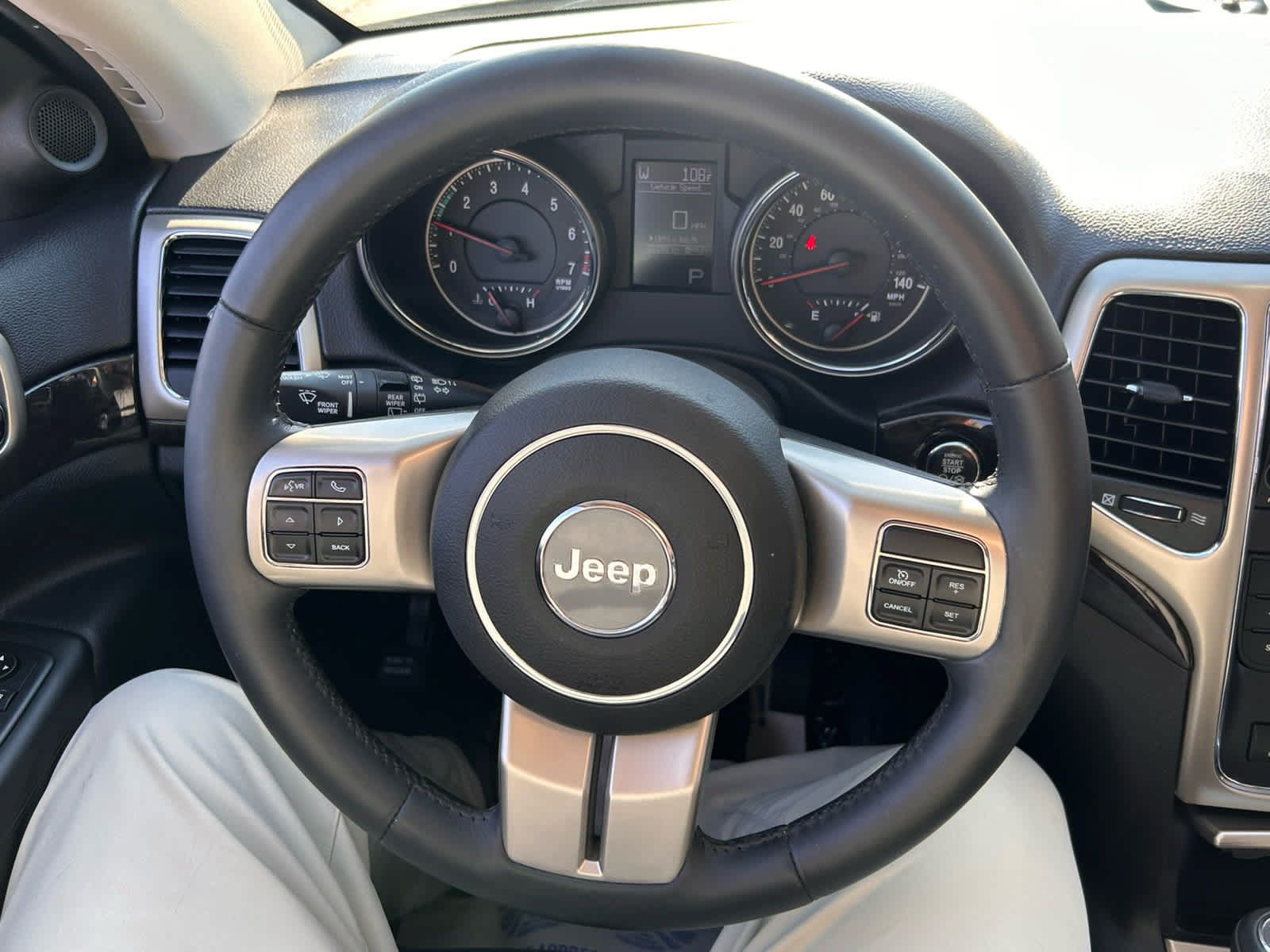 Used 2013 Jeep Grand Cherokee Laredo AWD/4WD image 16