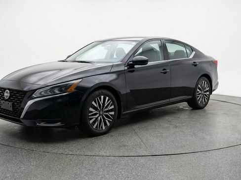 Used 2025 Nissan Altima 2.5 SV FWD image 3