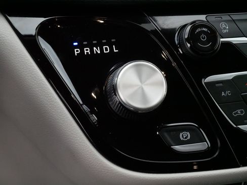 Used 2023 Chrysler Pacifica Touring-L image 24