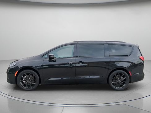 Used 2025 Chrysler Pacifica Limited FWD image 13