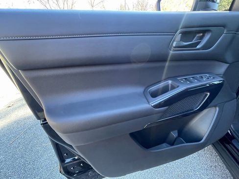 New 2025 Nissan Pathfinder SV image 9