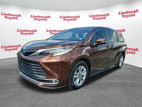 Used 2023 Toyota Sienna Limited FWD image 23