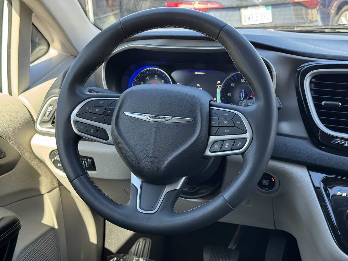 Used 2023 Chrysler Pacifica Touring-L FWD image 23