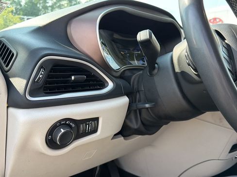 Used 2023 Chrysler Voyager LX FWD image 9