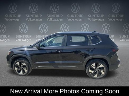 Used 2025 Volkswagen Taos SE image 2