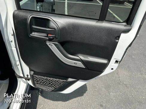 Used 2017 Jeep Wrangler Unlimited Rubicon w/ Connectivity Group AWD/4WD image 12