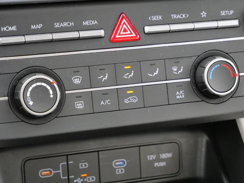 Certified 2025 Hyundai Tucson SE image 24