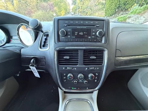 Used 2016 Dodge Grand Caravan SXT image 16