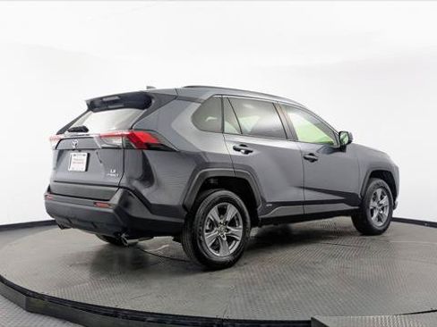 Used 2022 Toyota RAV4 LE AWD/4WD image 8