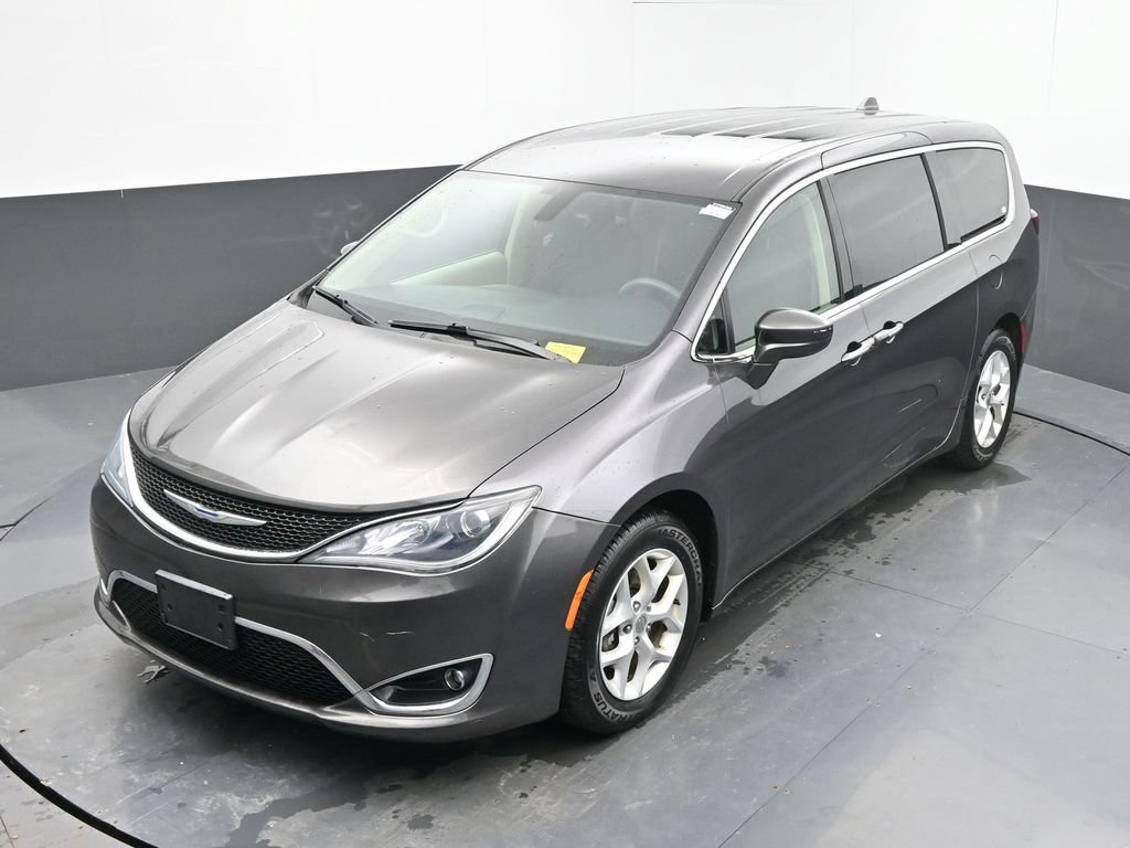 Used 2018 Chrysler Pacifica Touring Plus w/ Tire & Wheel Group FWD image 16