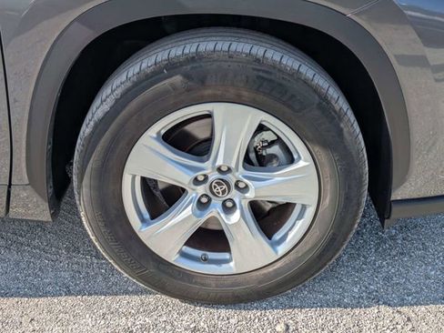 Used 2025 Toyota Highlander LE FWD image 10
