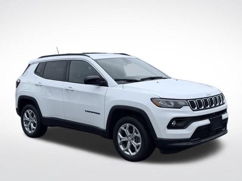 Used 2024 Jeep Compass Latitude AWD/4WD image 4