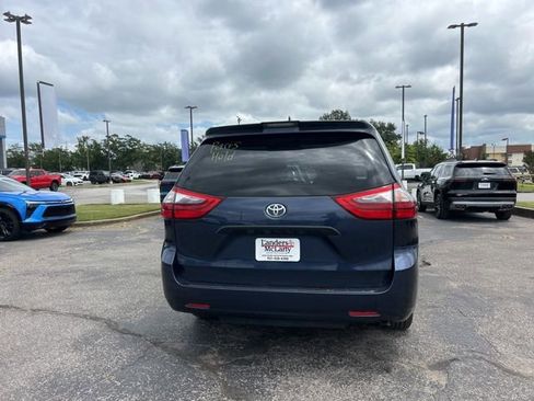 Used 2020 Toyota Sienna L image 4