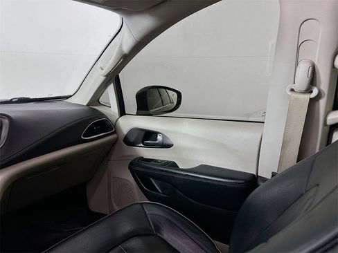 Used 2018 Chrysler Pacifica Limited image 24