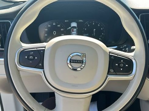 Used 2021 Volvo XC60 T5 Momentum w/ Advanced Package image 19