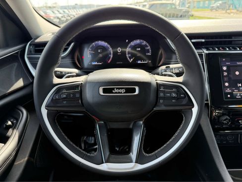 Used 2023 Jeep Grand Cherokee Laredo image 15