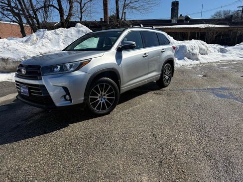 Used 2018 Toyota Highlander SE image 1