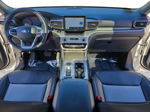 Used 2022 Ford Explorer XLT w/ Equipment Group 202A image 9