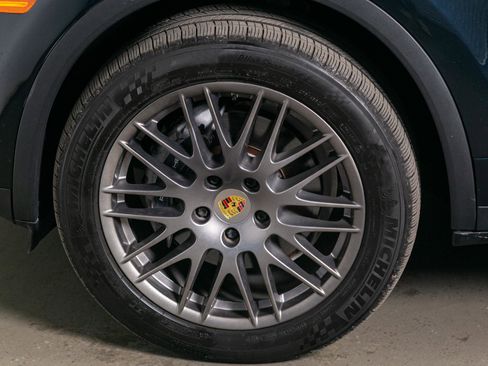 Used 2017 Porsche Cayenne w/ Premium Package AWD/4WD image 15