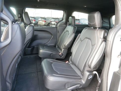 Used 2025 Chrysler Pacifica Select image 17