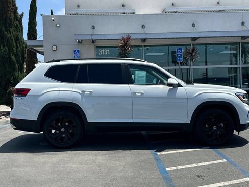 Used 2023 Volkswagen Atlas SE w/ Panoramic Sunroof Package FWD image 3