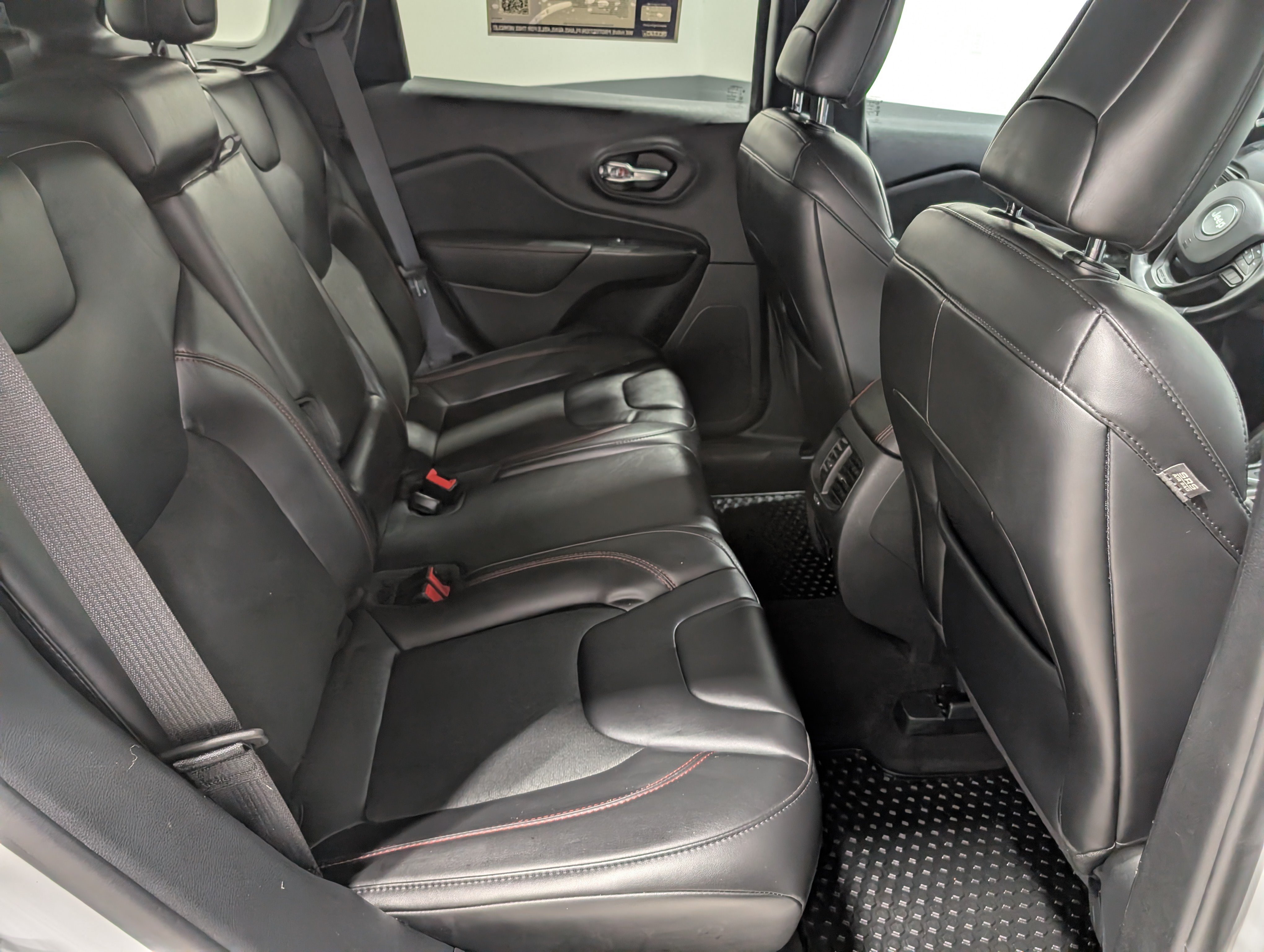 Used 2020 Jeep Cherokee Trailhawk w/ Comfort/Convenience Group AWD/4WD image 17