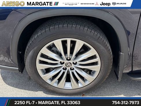 Used 2024 Toyota Highlander Platinum FWD image 22