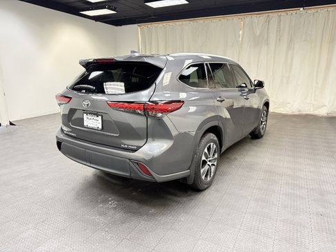 Used 2022 Toyota Highlander XLE AWD/4WD image 7