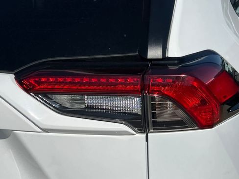 Used 2021 Toyota RAV4 XLE AWD/4WD image 18