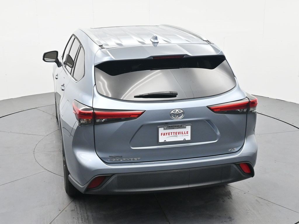 Used 2022 Toyota Highlander XLE FWD image 23