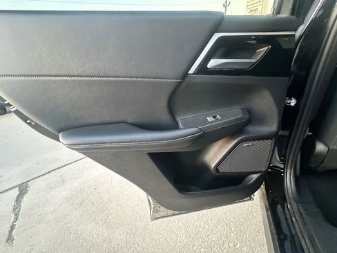 Used 2025 Mitsubishi Outlander SE image 33