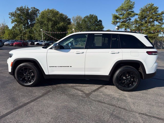 Used 2025 Jeep Grand Cherokee Altitude RWD image 7