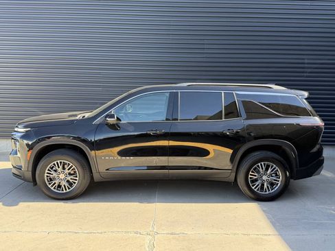 Used 2025 Chevrolet Traverse LT w/ Driver Confidence Package AWD/4WD image 9