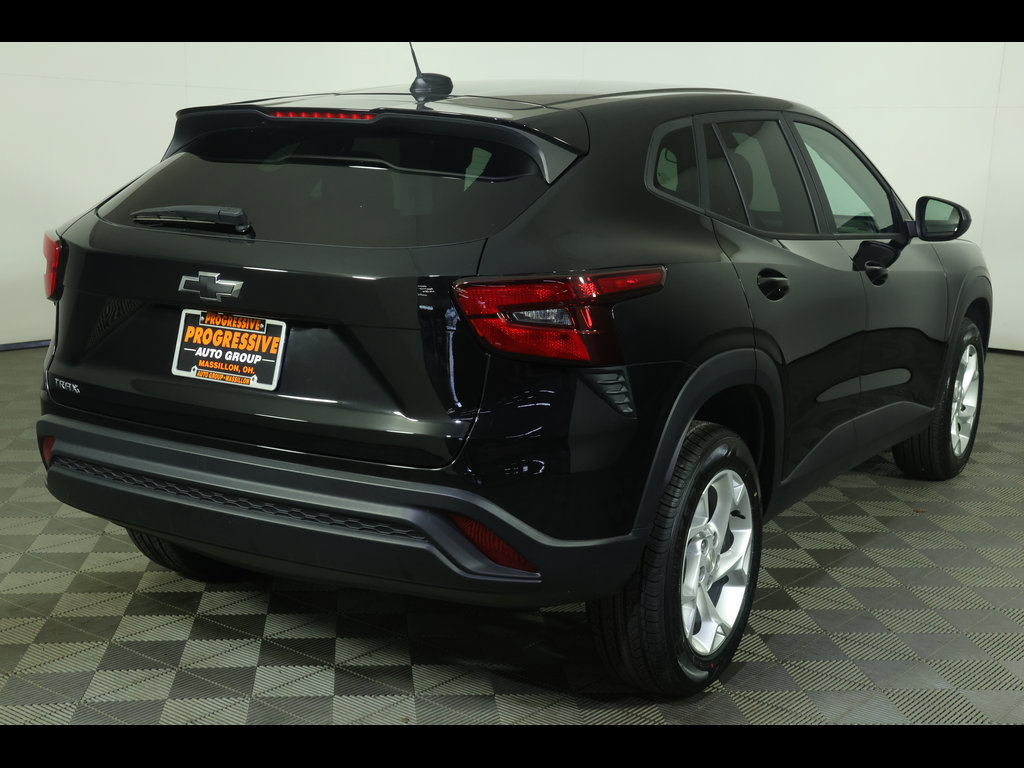 Used 2024 Chevrolet Trax LS w/ LS Convenience Package FWD image 12