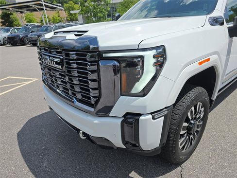Used 2024 GMC Sierra 2500 Denali Ultimate AWD/4WD image 9
